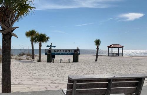 Gulfport Casa | Cozy cottage by the Sea -near downtown with patio!