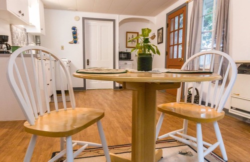 Three Forks Cabaña | Cozy cottage centrally located –Ideal for Outdoors or Relaxing. No cleaning fee!