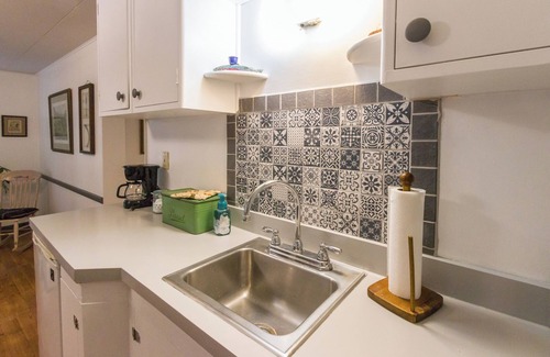 Three Forks Cabaña | Cozy cottage centrally located –Ideal for Outdoors or Relaxing. No cleaning fee!
