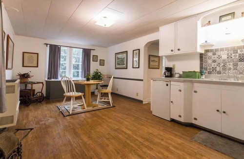 Three Forks Cabaña | Cozy cottage centrally located –Ideal for Outdoors or Relaxing. No cleaning fee!