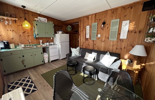 Meredith Cabaña | 2 BDRM 1 baño Cottage w / sala de estar y una pequeña cocina. Cerca de todo Meredith