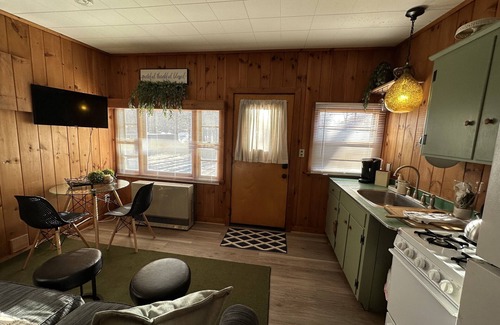 Meredith Cabaña | 2 BDRM 1 baño Cottage w / sala de estar y una pequeña cocina. Cerca de todo Meredith