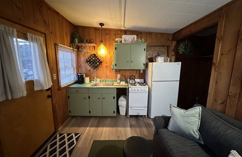 Meredith Cabaña | 2 BDRM 1 baño Cottage w / sala de estar y una pequeña cocina. Cerca de todo Meredith
