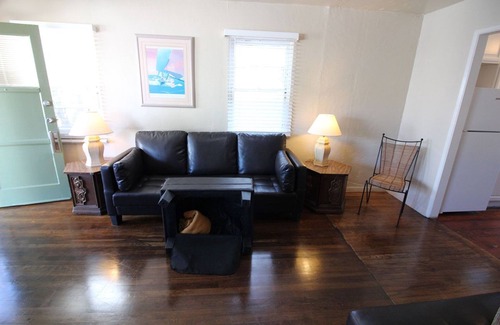 Mission Beach Cabaña | Cozy Cottage/Flat Steps to Ocean 2 Bedroom, 1 Bath- Sleeps 7- Fantastic Location