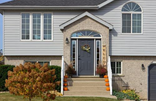 Meaford Casa | Cozy Cottage for Fall Getaways, Private backyard, decks