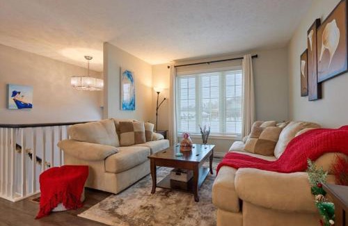 Meaford Casa | Cozy Cottage for Fall Getaways, Private backyard, decks