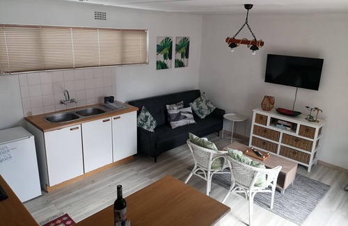 Cape Town Cabaña | Cozy cottage for family getaway with private patio and pool in safe suburb.
