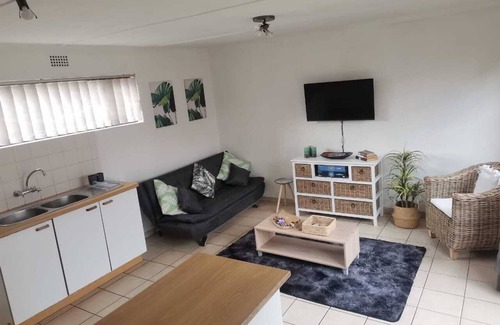 Cape Town Cabaña | Cozy cottage for family getaway with private patio and pool in safe suburb.