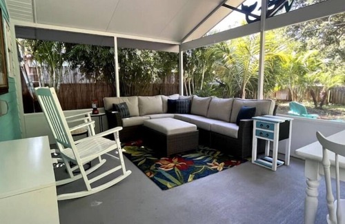 Gulfport Cabaña | Cozy Cottage for Lovers