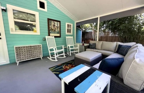 Gulfport Cabaña | Cozy Cottage for Lovers