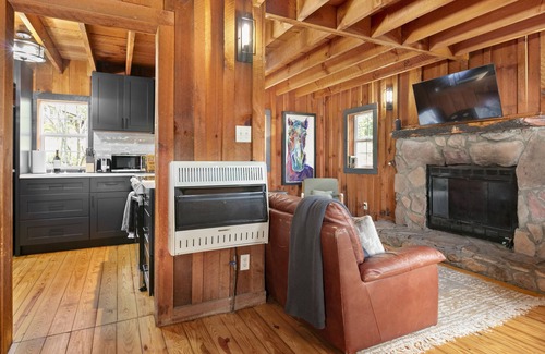 Woodfin Cabina | Cozy Cottage for Two - Asheville, NC