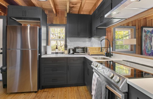 Woodfin Cabina | Cozy Cottage for Two - Asheville, NC