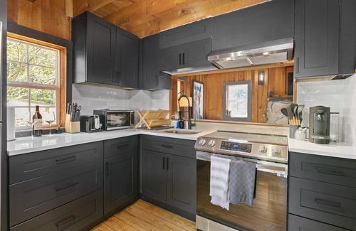 Woodfin Cabina | Cozy Cottage for Two - Asheville, NC