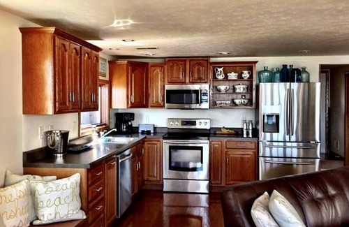 North East Cabaña | Cozy Cottage for Two. 50 feet from Lake Erie with private BEACH & SUNSETS.