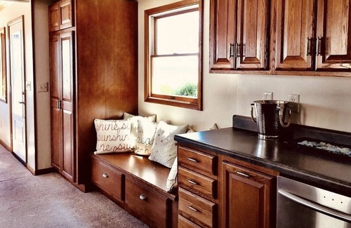 North East Cabaña | Cozy Cottage for Two. 50 feet from Lake Erie with private BEACH & SUNSETS.