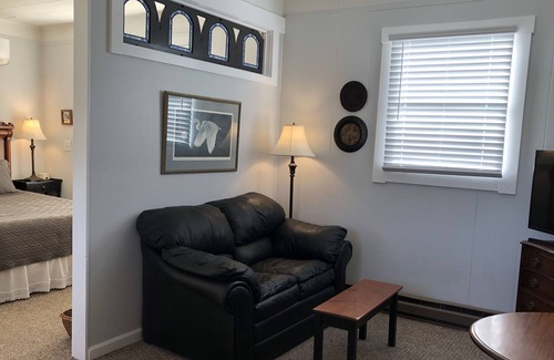 Hendersonville Cabaña | Cozy Cottage for Two