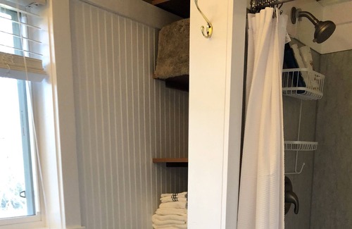 Hendersonville Cabaña | Cozy Cottage for Two