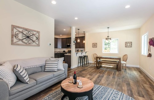 Black Mountain Cabaña | Cozy Cottage- Hot Tub/16 mi from Asheville/ Fire Pit/Arcade/Foosball