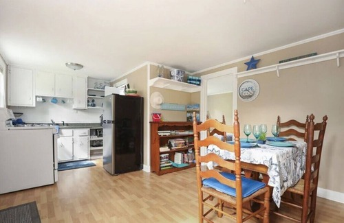 Eastham Cabaña | Cozy Cottage in Eastham near National Seashore