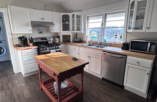 Hatteras Casa | Cozy cottage in Hatteras Village. Convenient to shopping, restaurants and beach.