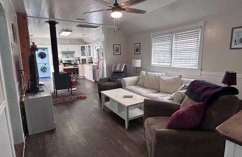 Hatteras Casa | Cozy cottage in Hatteras Village. Convenient to shopping, restaurants and beach.