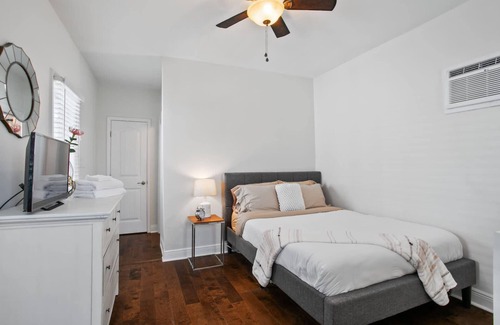 East Riverside Casa | Cozy Cottage in Quiet Uptown