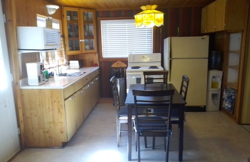 Sauble Beach Cabaña | Cozy cottage in Sauble Beach - Steps to beach