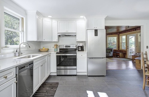 Tuxedo Casa | Cozy Cottage in the Cove, beautiful Lake Summit! Recently renovated.