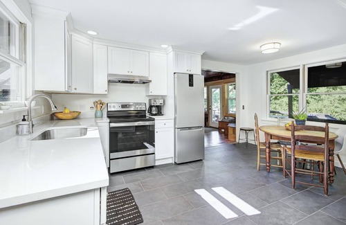Tuxedo Casa | Cozy Cottage in the Cove, beautiful Lake Summit! Recently renovated.