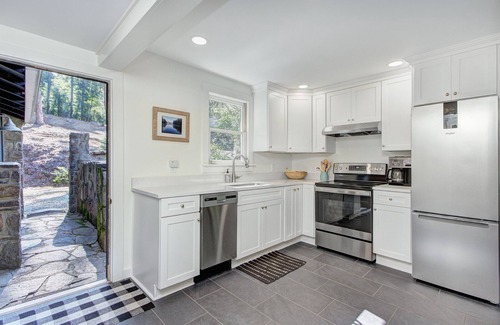 Tuxedo Casa | Cozy Cottage in the Cove, beautiful Lake Summit! Recently renovated.