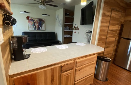 Webberville Cabaña | Cozy cottage in the country w/ hot tub! 20 minutes away from downtown Austin
