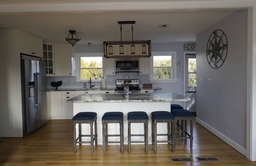 Snug Harbor Casa | Casa recientemente renovada en el pintoresco pueblo de Snug Harbor! Y CENTRAL A / C !!