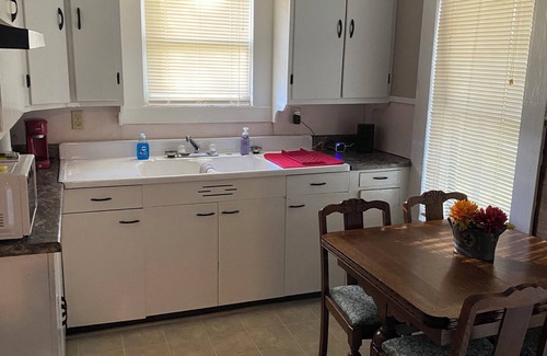 Zavalla Cabaña | Cozy Cottage in Zavalla. Minutes to Lake Sam Rayburn near Cassel Boykins.