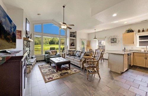 Camdenton Cabaña | Cozy Cottage Inside the Premier Old Kinderhook Golf Resort