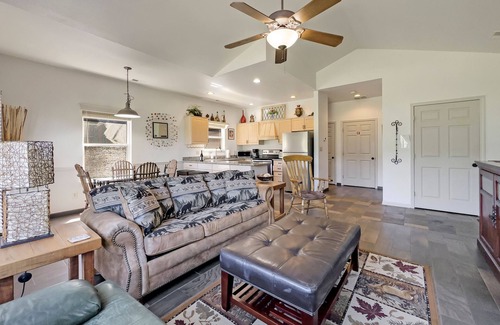 Camdenton Cabaña | Cozy Cottage Inside the Premier Old Kinderhook Golf Resort