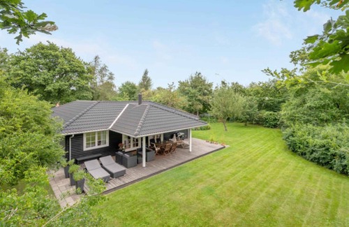 Hoeve Strand Casa | Cozy cottage just 300 m from Høve Beach