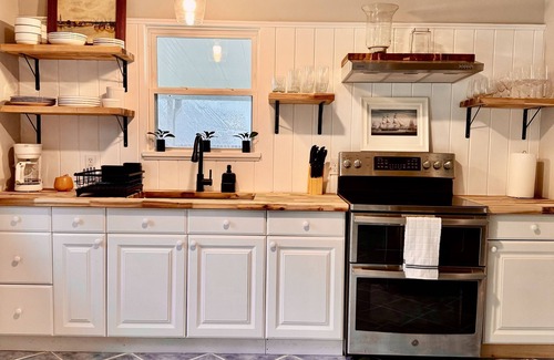 Mayport Casa | Cozy cottage located in the heart of the Mayport fishing village. Pool & Patio!