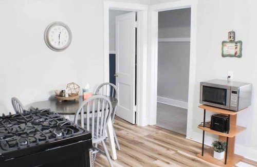 Port Clinton Cabaña | Cozy cottage located in the heart of Port Clinton. Pet Friendly too!