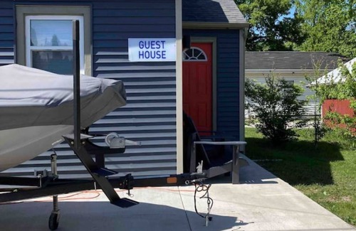 Port Clinton Cabaña | Cozy cottage located in the heart of Port Clinton. Pet Friendly too!