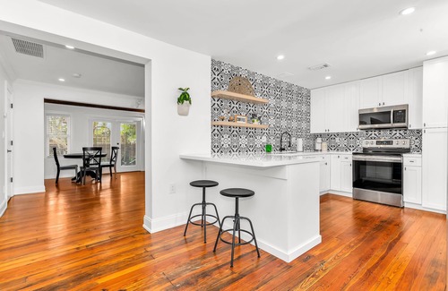 Victoria Park Casa | Cozy Cottage - Mins to Beach & DT - Tropical Yard