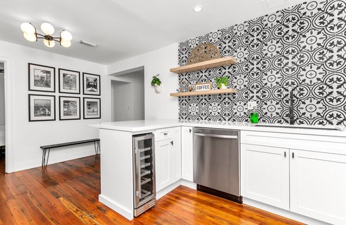 Victoria Park Casa | Cozy Cottage - Mins to Beach & DT - Tropical Yard