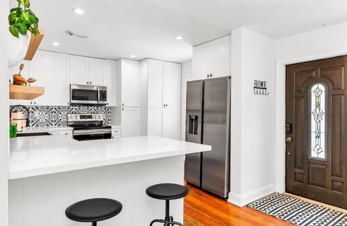 Victoria Park Casa | Cozy Cottage - Mins to Beach & DT - Tropical Yard