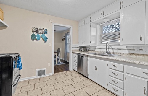 Blue Township Casa | Cozy Cottage Minutes From Stadiums + Parking and Fenced in Yard