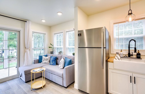 Southport Cabaña | Cozy Cottage: Minutes to Downtown Southport!