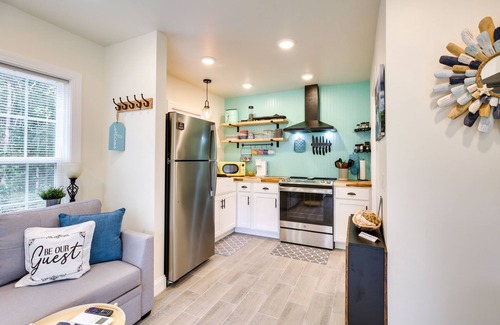 Southport Cabaña | Cozy Cottage: Minutes to Downtown Southport!