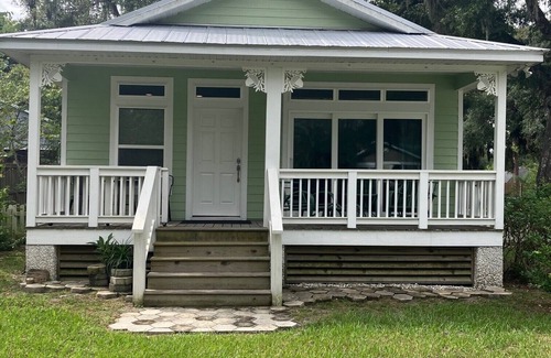 Fernandina Beach Cabaña | Cozy cottage near 6 pickleball courts & just over a mile to town or beach!