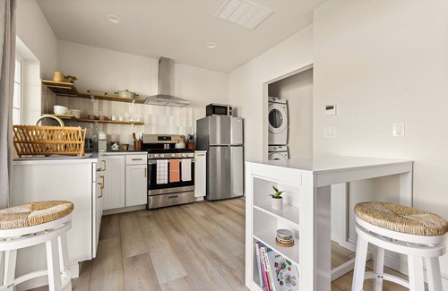 Sun Valley Cabaña | Cozy LA Cottage Private Patio Full Kitchen 1BD+1BA