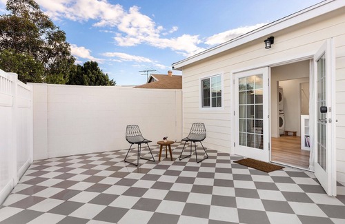 Sun Valley Cabaña | Cozy LA Cottage Private Patio Full Kitchen 1BD+1BA