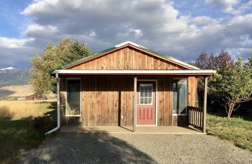 Livingston Cabaña | Cozy cottage nestled in Paradise Valley surrounded by mountain views!