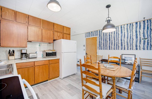 Beulah Casa | Cozy Cottage on Crystal Lake W/ Free Wifi, Gas Grill & Dock - Close to Town